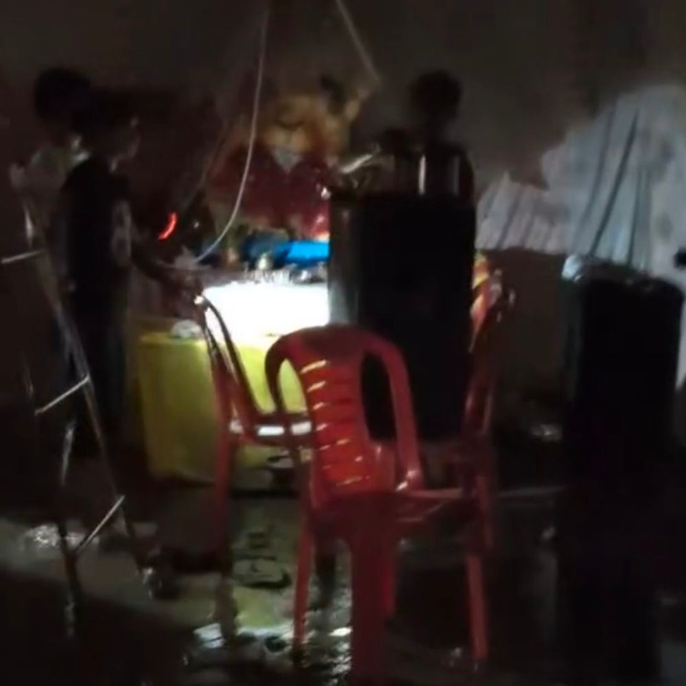 ललितपुर में एक घंटे की बारिश से जलभराव:गणेश पंडाल में घुसा पानी; बच्चों ने बाल्टियों से निकाला; गांधी नगर में 2 फीट तक भरा पानी