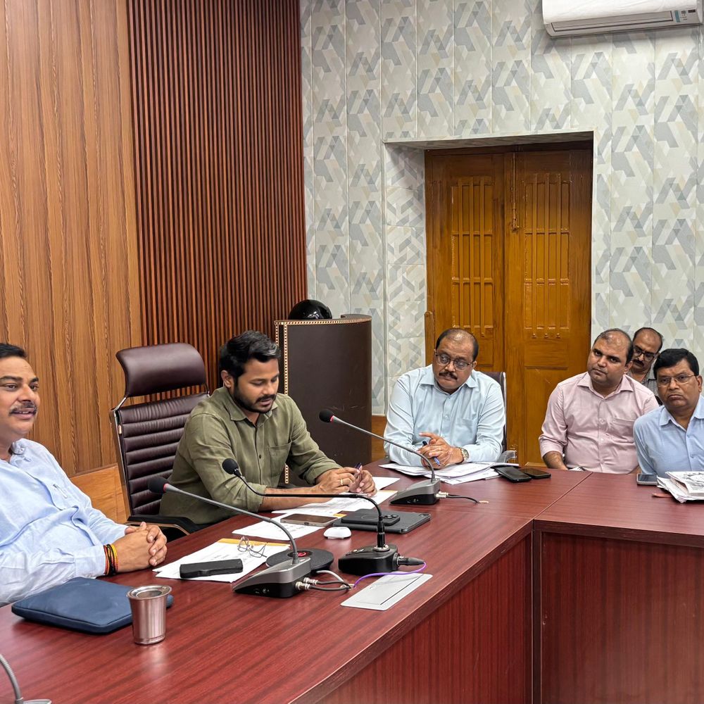 मिर्जापुर में खराब प्रगति पर डीएम ने अफसरों को फटकारा:सीएम डैशबोर्ड में 49 योजनाओं को 'ए' श्रेणी, 80% से कम प्रगति वाले को नोटिस