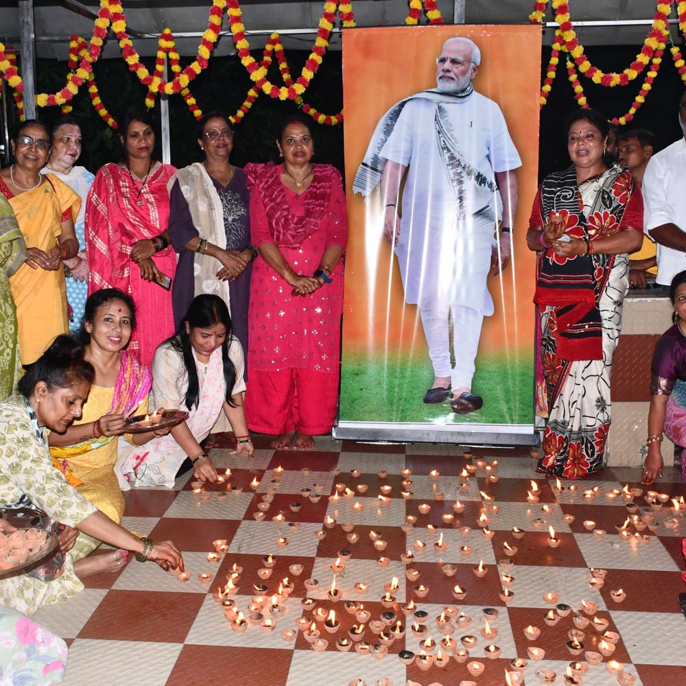 प्रधानमंत्री नरेंद्र मोदी के जन्मदिन पर चास काली मंदिर के अलावा कई जगह जलाए गए हजारों दीप