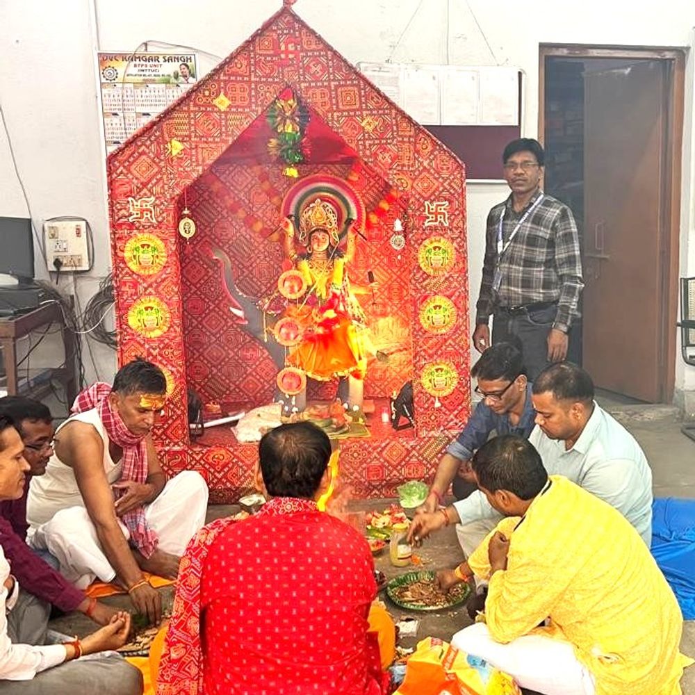 विश्वकर्मा पूजा में परिजनों ने करीब से देखी कर्मभूमि, प्लांट में दिखा उत्साह