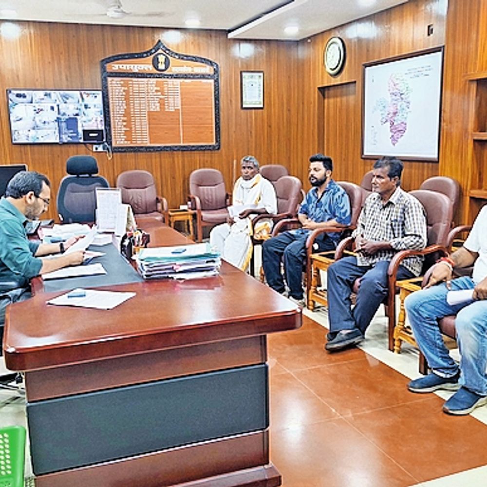 सरायकेला : बदहाल सफाई व्यवस्था में सुधार करने की मांग को लेकर उपायुक्त को ज्ञापन