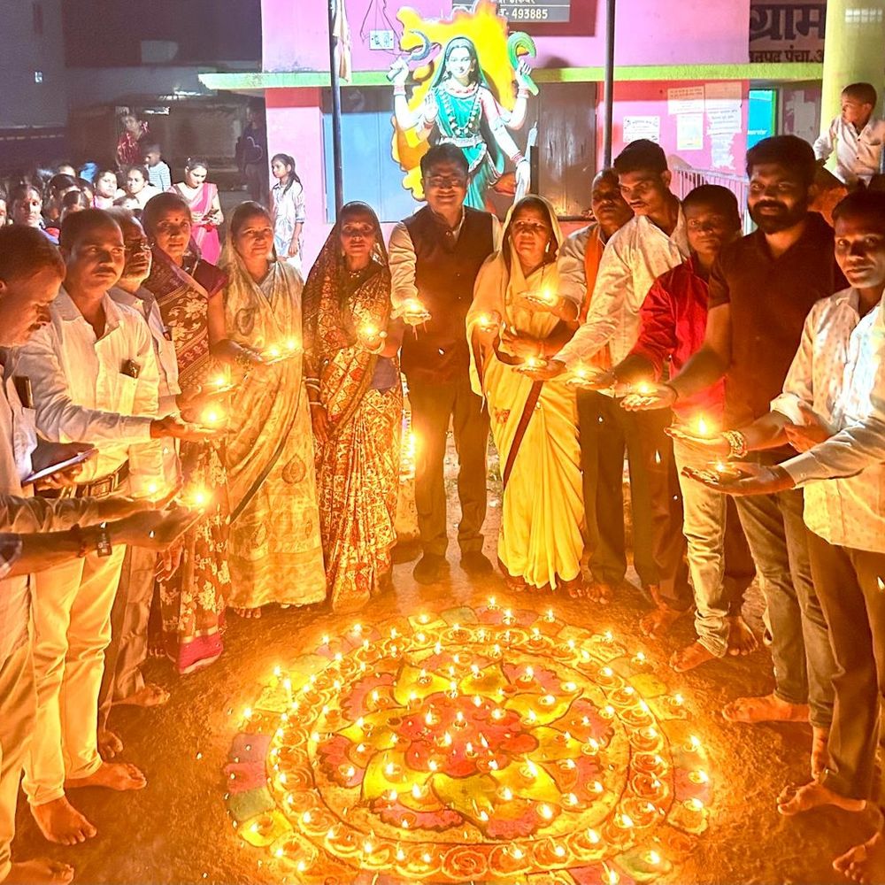 आशीर्वाद का दीप: सैकड़ों दीपों के बाद तालाब में हुई गंगा आरती