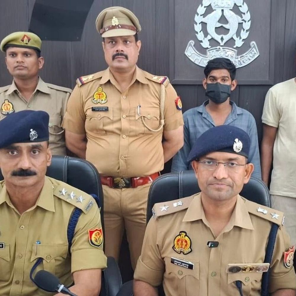 सफारी से गांजा सप्लाई कर रहे 2 तस्कर गिरफ्तार:पुलिस ने 12.750 किलो गांजा, 3 फोन बरामद किए; गोंडा से लाते थे खेप