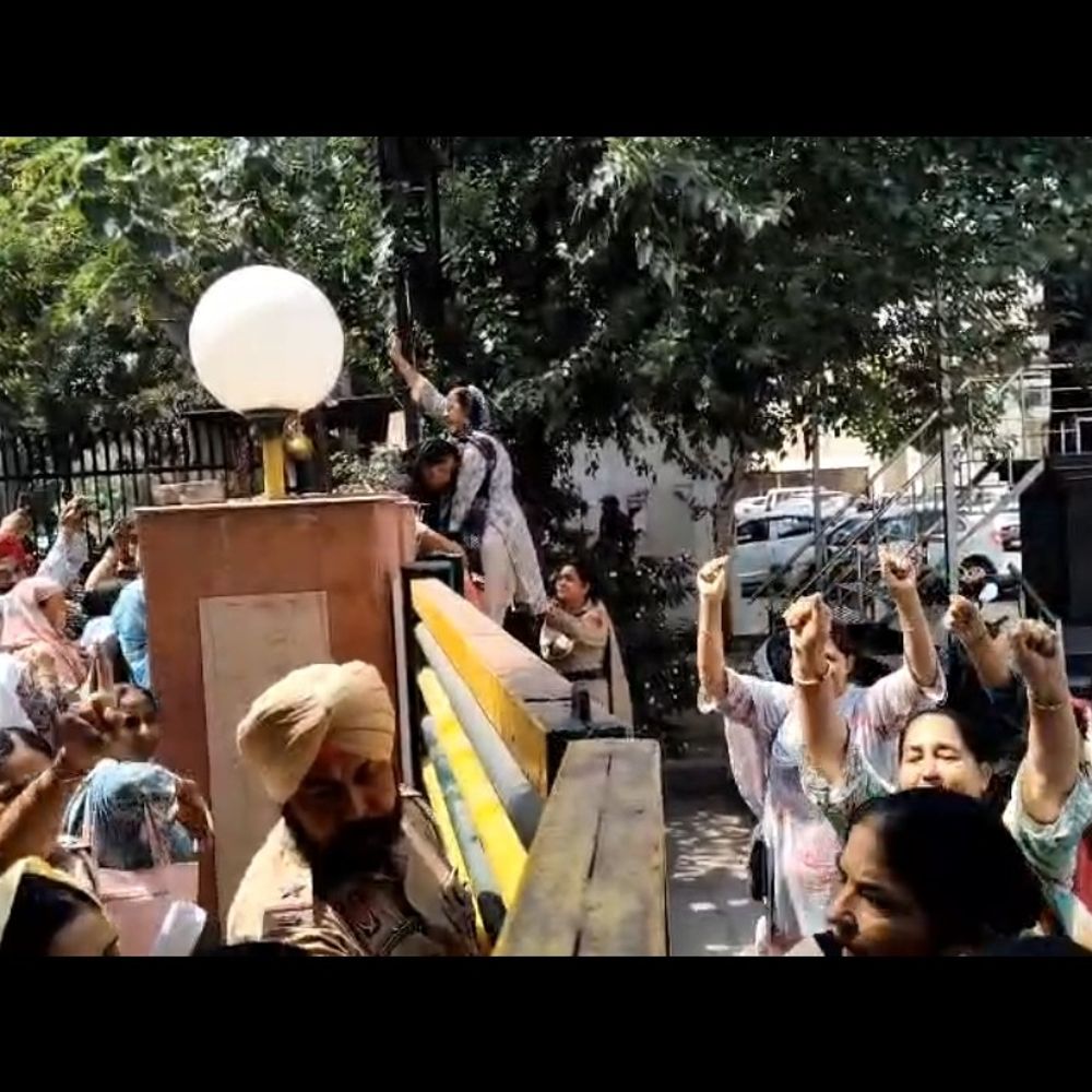 फिरोजपुर DC ऑफिस के गेट पर पुलिस-आंगनवाड़ी वर्करों में धक्कामुक्की:राशन कार्ड वेरिफिकेशन ड्यूटी पर किया प्रदर्शन; सरकार के खिलाफ की नारेबाजी