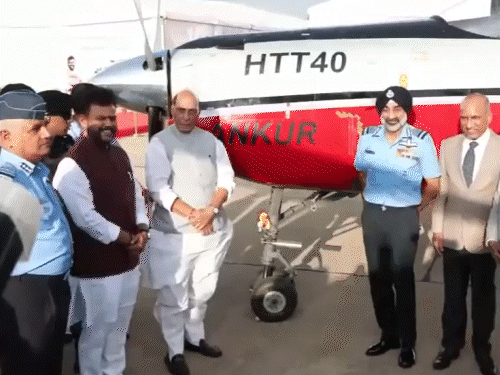 इंडियन एयरफोर्स को मिले 2 तेजस ट्रेनर:HAL ने स्वदेशी ट्रेनर विमान भी सौंपा; रक्षामंत्री ध्रुव हेलिकॉप्टर के कॉकपिट में भी बैठे