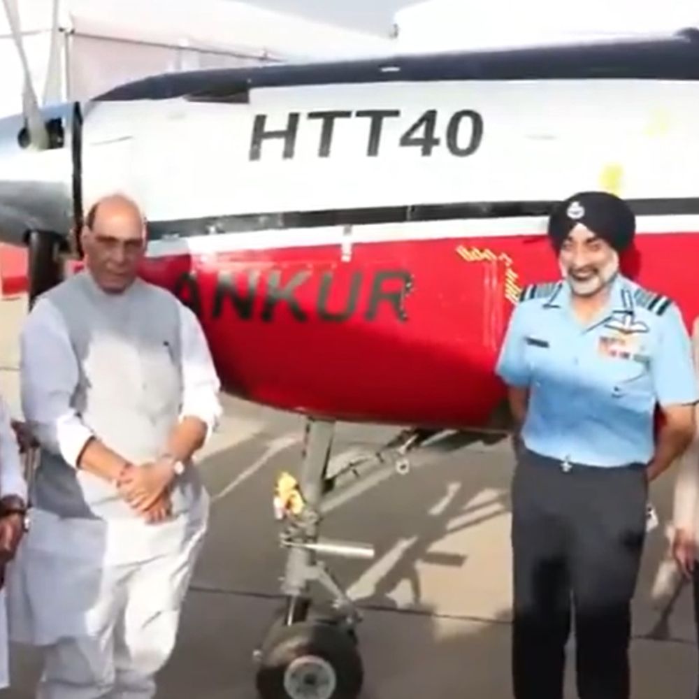 इंडियन एयरफोर्स को मिले 2 तेजस ट्रेनर:HAL ने स्वदेशी ट्रेनर विमान भी सौंपा; रक्षामंत्री ने पूजा की, नए ध्रुव हेलिकॉप्टर के कॉकपिट में भी बैठे