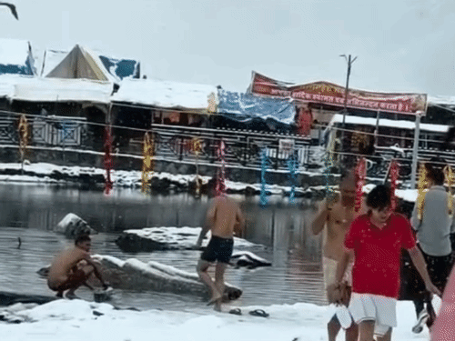 मणिमहेश में राधाष्टमी पर बर्फ के बीच बड़ा शाही स्नान:त्रिलोचन महादेव के वंशज डल झील तोड़कर करेंगे शुरुआत, शनिवार 2:28 बजे तक रहेगा मुहूर्त