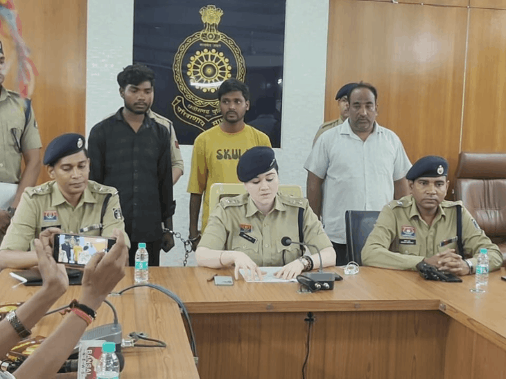 नकली शराब बनाने वाले गिरोह पर पुलिस की कार्रवाई:डोंगरगढ़ में 3 आरोपी गिरफ्तार, प्रिंटिंग दुकान से नकली लेबल और होलोग्राम मिले