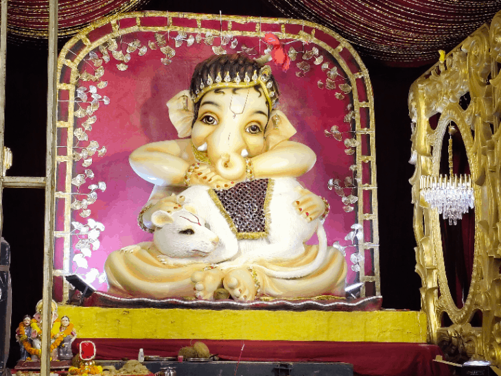 संस्कारधानी में गणेशोत्सव पर भव्य झांकियां और भंडारे:भक्ति और उत्साह के साथ उमड़ रही श्रद्धालुओं की भीड़, कई इलाकों में रोज जाम