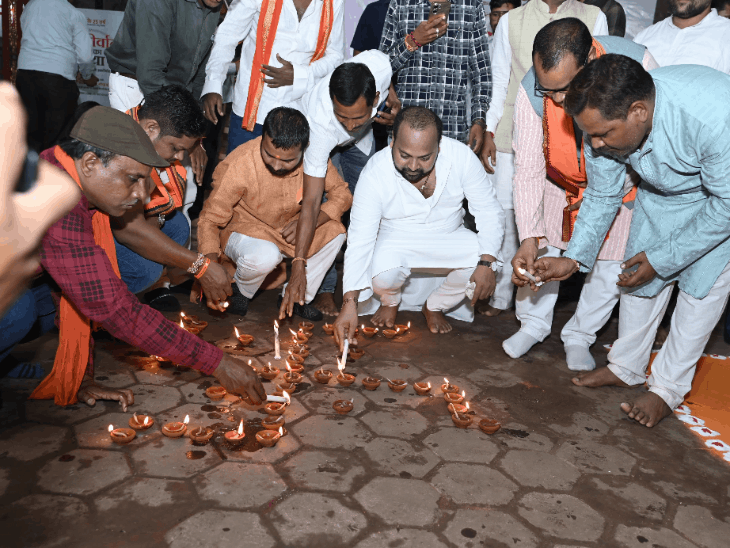 बेमेतरा में 6.30 लाख से ज्यादा दीये जलाकर मनाया PM:मंत्री दयालदास ने किया ‘आशीर्वाद का दिया’ कार्यक्रम का शुभारंभ,भद्रकाली मंदिर में जले 11.101 दीये