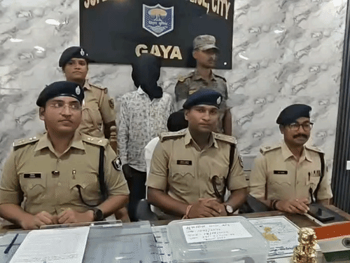 गयाजी- पुलिस को देख युवक ने फेंका हथियार, गिरफ्तार:एक कट्टा, एक पिस्टल, चार जिंदा कारतूस बरामद; क्रिमिनल रिकार्ड खंगालने में जुटी पुलिस