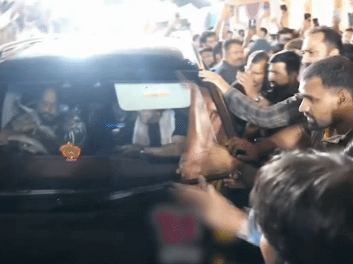सलमान खान अपने ड्राइवर पर भड़के:दावा- फैन का पैर गाड़ी के नीचे आया; फटकार लगाते दिखे एक्टर