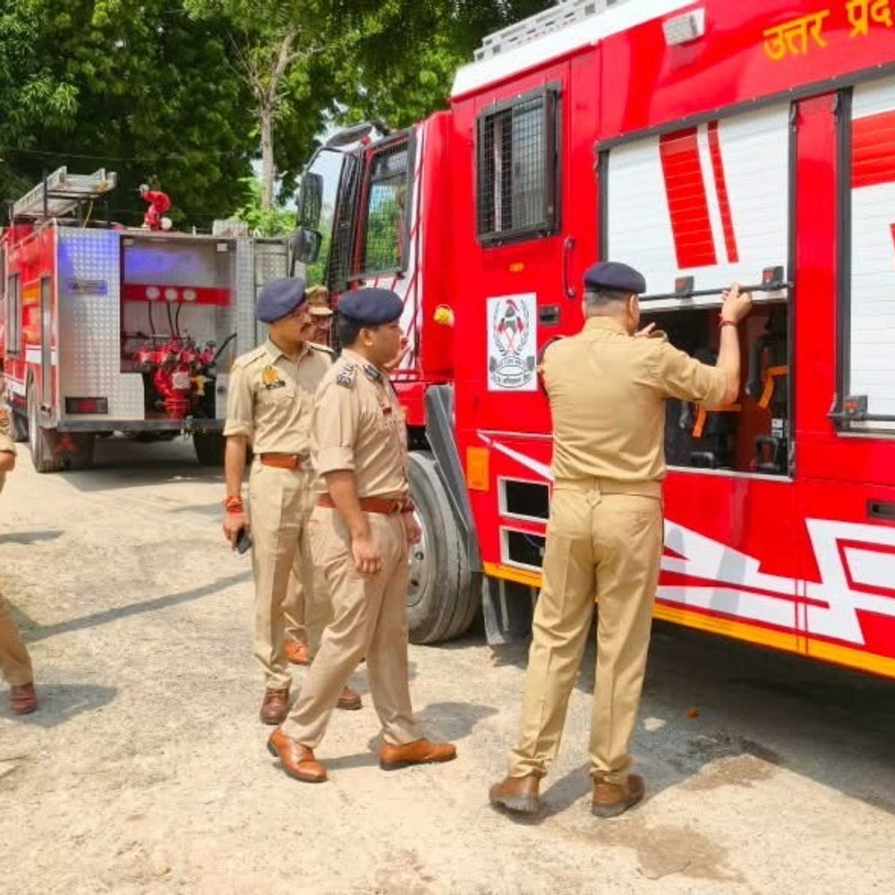 जौनपुर को मिले 3 नए अग्निशमन वाहन:एसएसपी ने हरी झंडी दिखाकर रवाना किया, आगजनी से निपटने में मिलेगी मदद
