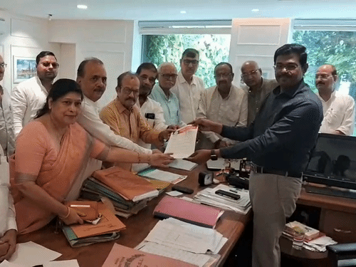 पूर्व जिलाध्यक्ष ने मंडलायुक्त को गिनाईं कानपुर की 7 समस्याएं:CM ग्रिड में फुटपाथ की चौड़ाई पर सवाल,बोले-2 साल में टूटी सड़कों की जांच हो