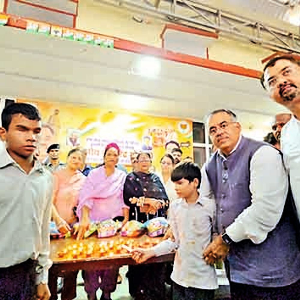 मोदी के जन्मदिन पर अंध विद्यालय पहुंचे राज्यसभा सदस्य, 5 लाख देंगे तरुण चुघ