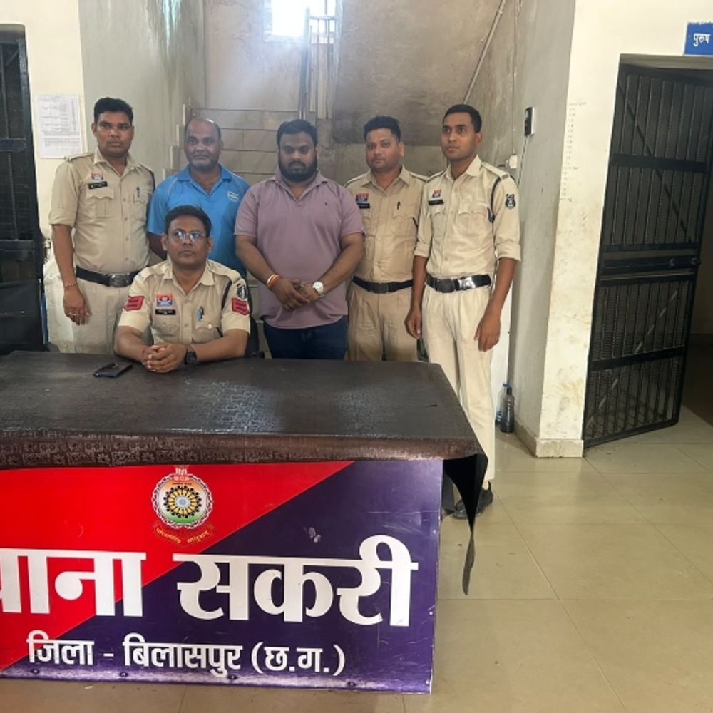 बिलासपुर के ढाबों में शराबखोरी, खुलेआम पिला रहे थे शराब:तीन ढाबों में जाम छलकाते मिले युवक, दो से अवैध शराब जब्त; संचालक पर एक्शन