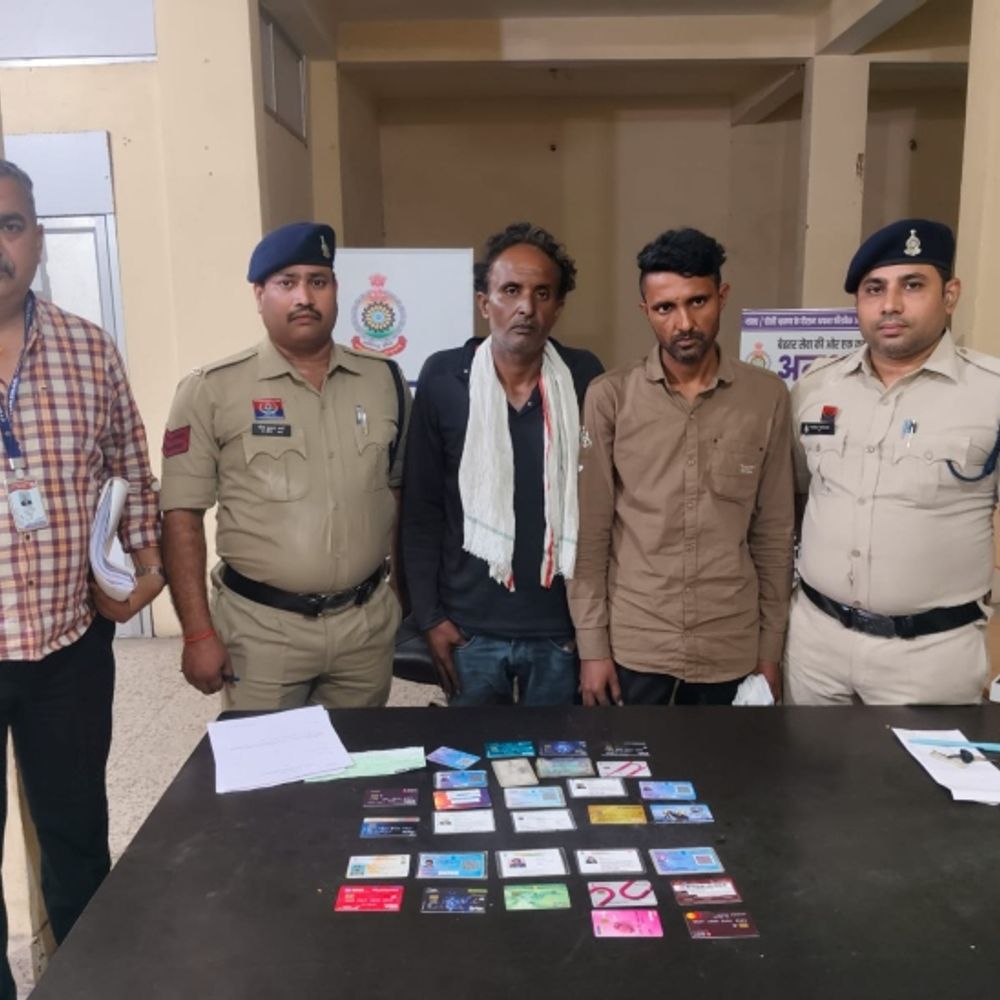 बिलासपुर में कमीशन के लालच में खुलवाते थे बैंक खाते:उसी अकाउंट में जमा कराए साइबर ठगी की रकम, मध्यप्रदेश के दो आरोपी गिरफ्तार
