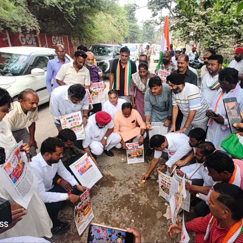 खम्हारडीह की खराब सड़क को लेकर प्रदर्शन:कांग्रेस ने विधायक कार्यालय से 100 मीटर दूर बदहाल सड़क को लेकर उठाए सवाल