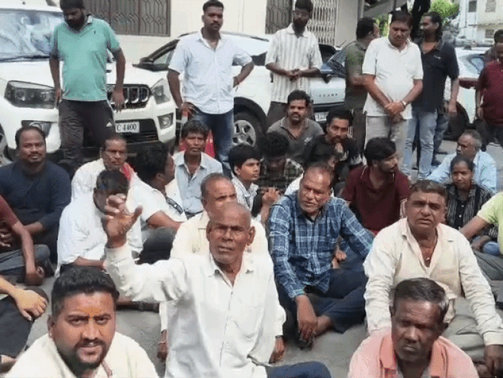 उदयपुर में शिवलिंग क्षतिग्रस्त करने पर थाने के बाहर प्रदर्शन:गुस्साए लोग आरोपियों की गिरफ्तारी की मांग पर अड़े, बड़े आंदोलन की चेतावनी दी