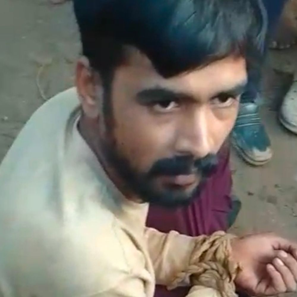 सीधी में चोरी करते रंगे हाथ पकड़ाया चोर:ग्रामीणों ने हाथ-पैर बांधकर पुलिस को सौंपा, पूछताछ जारी