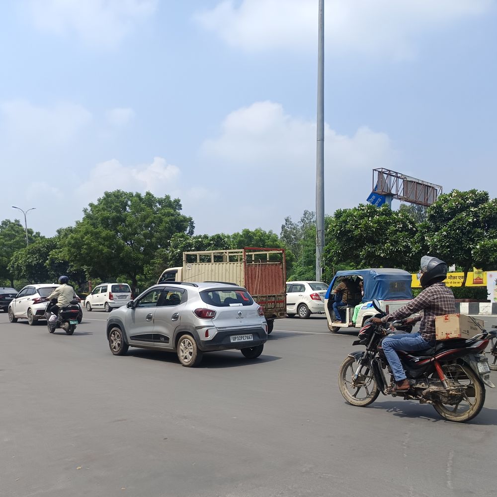 लखनऊ में सुबह निकली तेज धूप, उमस भरी गर्मी:मौसम विभाग का अलर्ट, नहीं होगी बारिश; बढ़ेगा तापमान