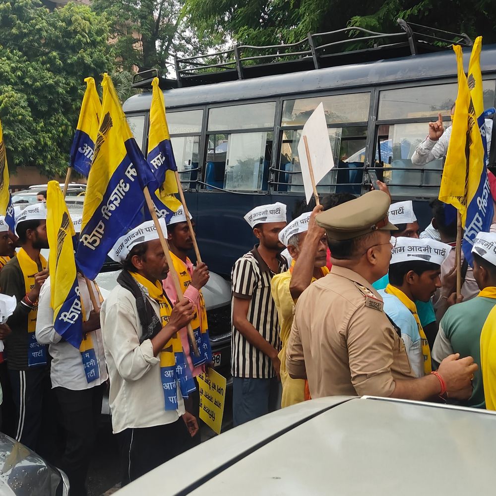 लखनऊ में AAP का UPI चार्ज के खिलाफ प्रदर्शन:बोले- जनता को निचोड़ रही है भाजपा सरकार, जिला अध्यक्ष को पुलिस टांग ले गई