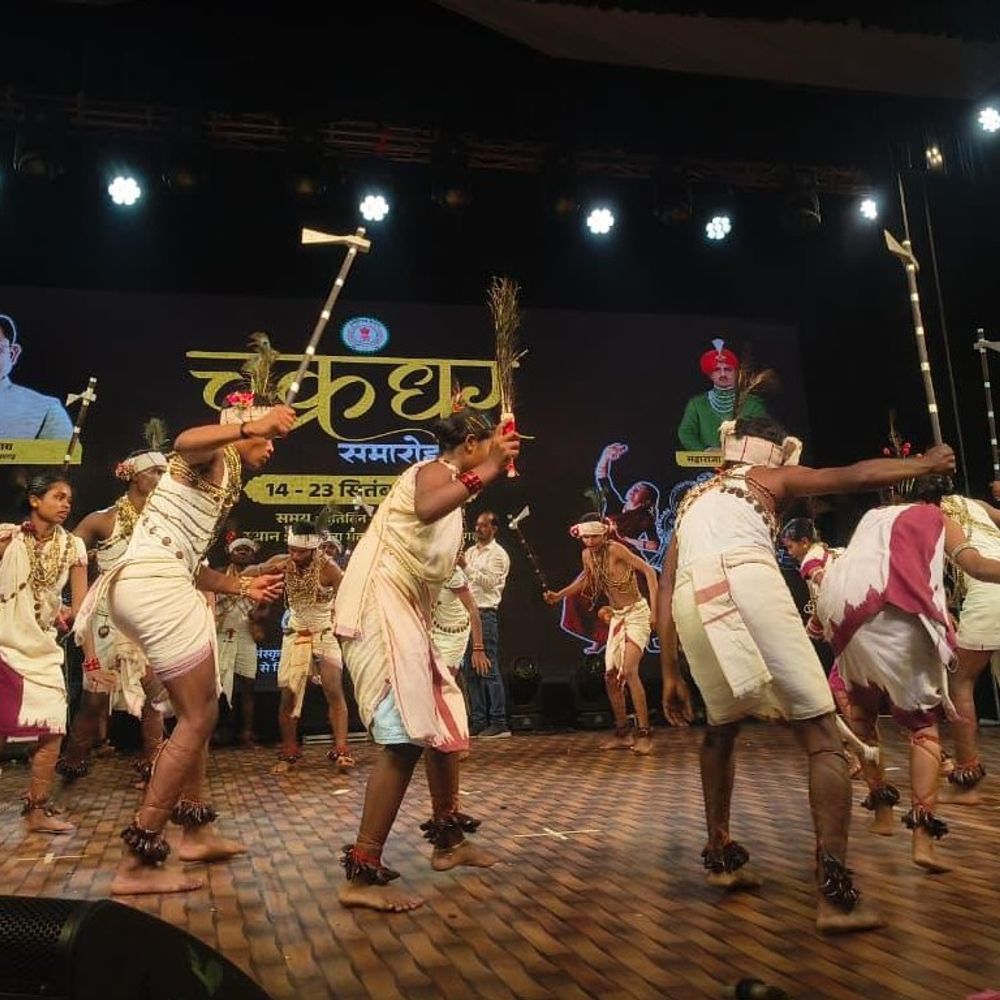 चक्रधर समारोह में बस्तर की लोक संस्कृति की गूंज:बस्तर के कलाकारों ने मंडई नाचा और गौर सिंग नृत्य से दर्शकों को झुमाया