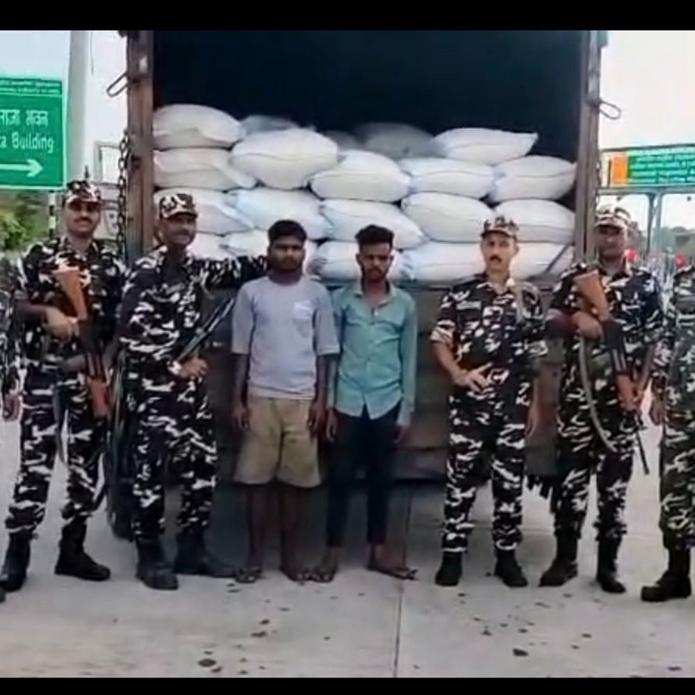 तस्करी कर लाया जा रहा छह टन पंपकिन जब्त:नेपाल से लाए थे, महराजगंज में दो आरोपी गिरफ्तार, ट्रक भी जब्त