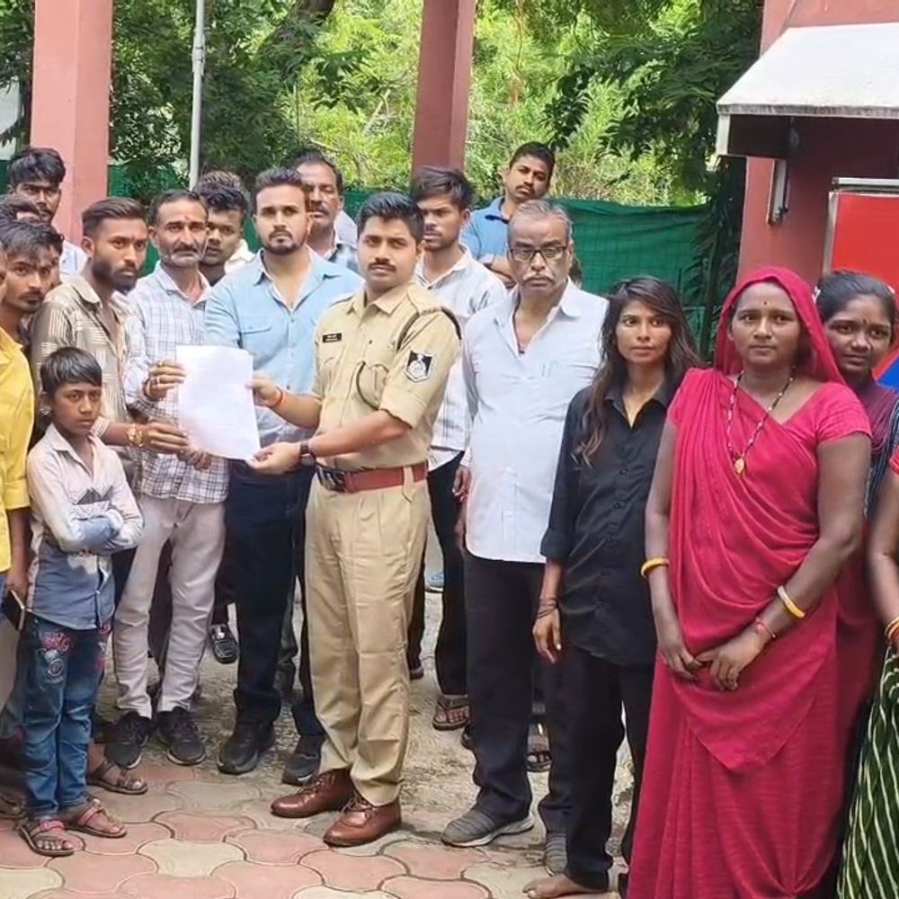 गणेश पंडाल में अभद्रता, प्रतिमा थाने ले जाने की धमकी:रात 11 बजे तक कार्यक्रम की अनुमति बताने पर एसआई से विवाद, कार्रवाई के लिए सौंपा ज्ञापन