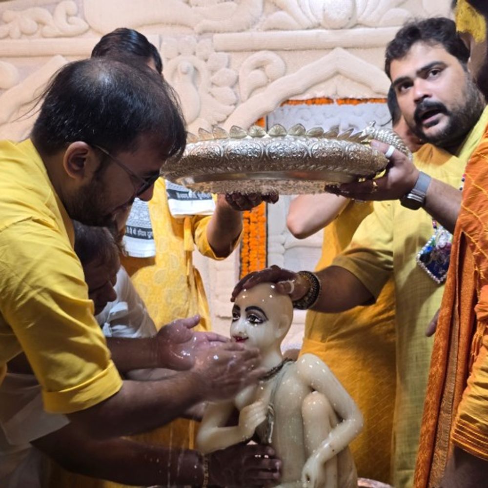 मथुरा में स्वामी हरिदास जी का प्राकट्योत्सव:दूध-दही-घी से हुआ अभिषेक, भक्तों ने दर्शन के बाद जयकारे लगाए