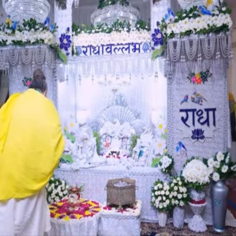 संत प्रेमानंद महाराज ने मनाया राधा रानी का प्राकट्य उत्सव:यमुना बिहार आश्रम से पहुंचे केली कुंज, दर्शनों को उमड़ी भीड़