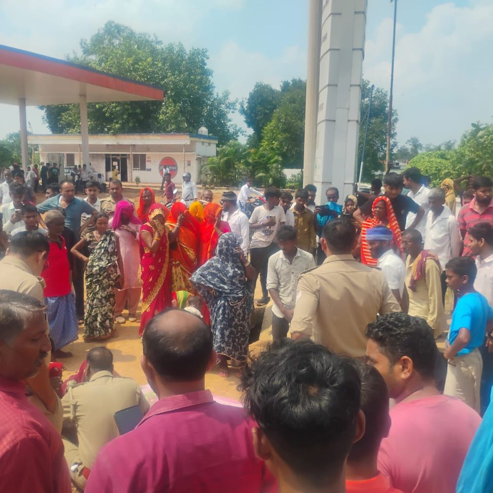 मिर्जापुर में बल्कर ने बाइक सवार महिला को कुचला, मौत:पति गंभीर घायल, बेटे की दवा कराकर लौट रहा था परिवार