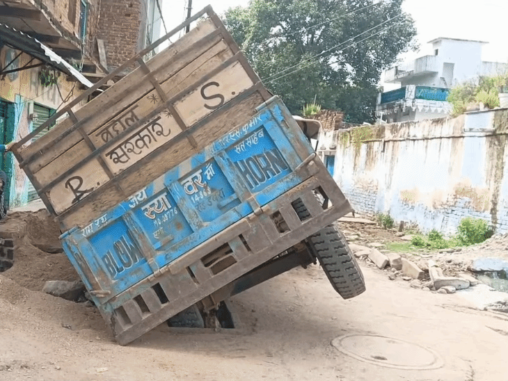 सीवर चैंबर के गड्ढे और ओवरलोड रेत ने ली जान:तेज रफ्तार ट्रैक्टर-ट्रॉली पोल तोड़ सीवर में घुसा, सिर पर खंभा गिरने से चालक की मौत