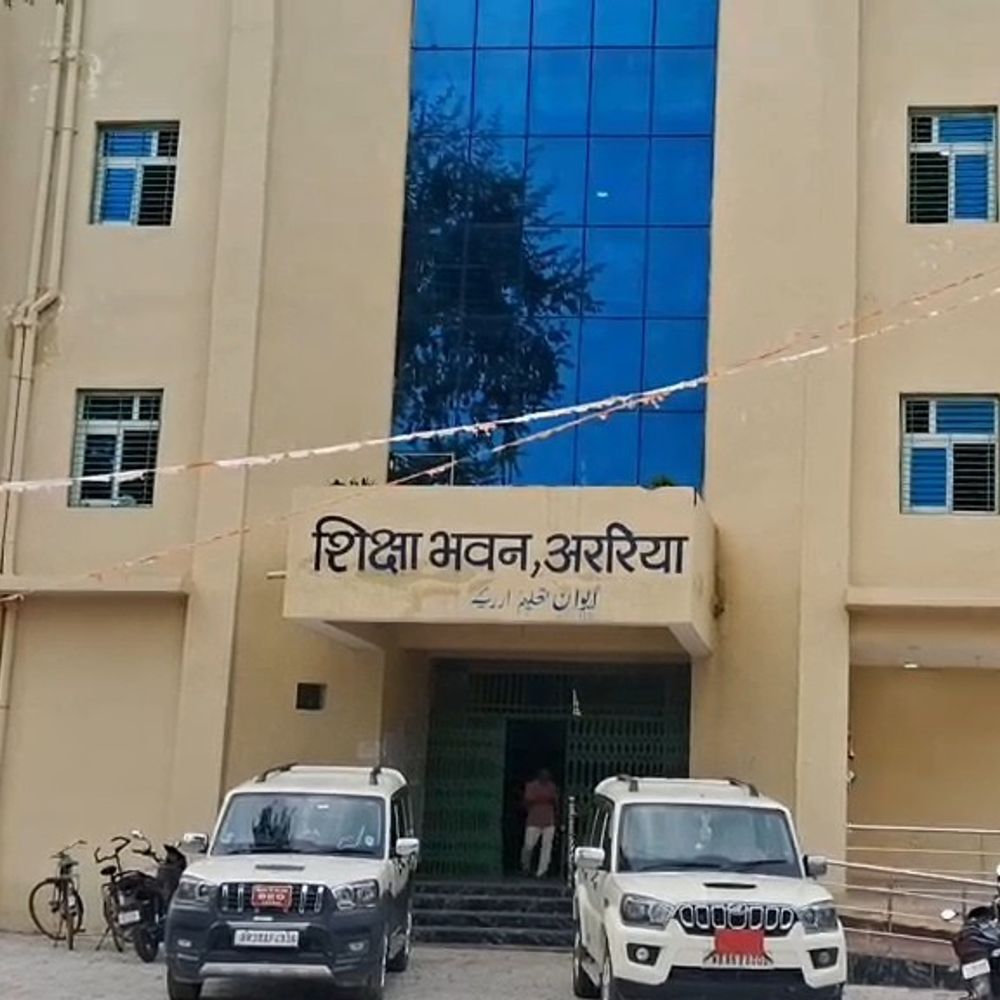 अररिया में MDM में गड़बड़ी, हेडमास्टर निलंबित:ई-शिक्षाकोष पर छात्रों की हाजिरी दर्ज नहीं करने और विभाग को गलत रिपोर्ट देने का आरोप