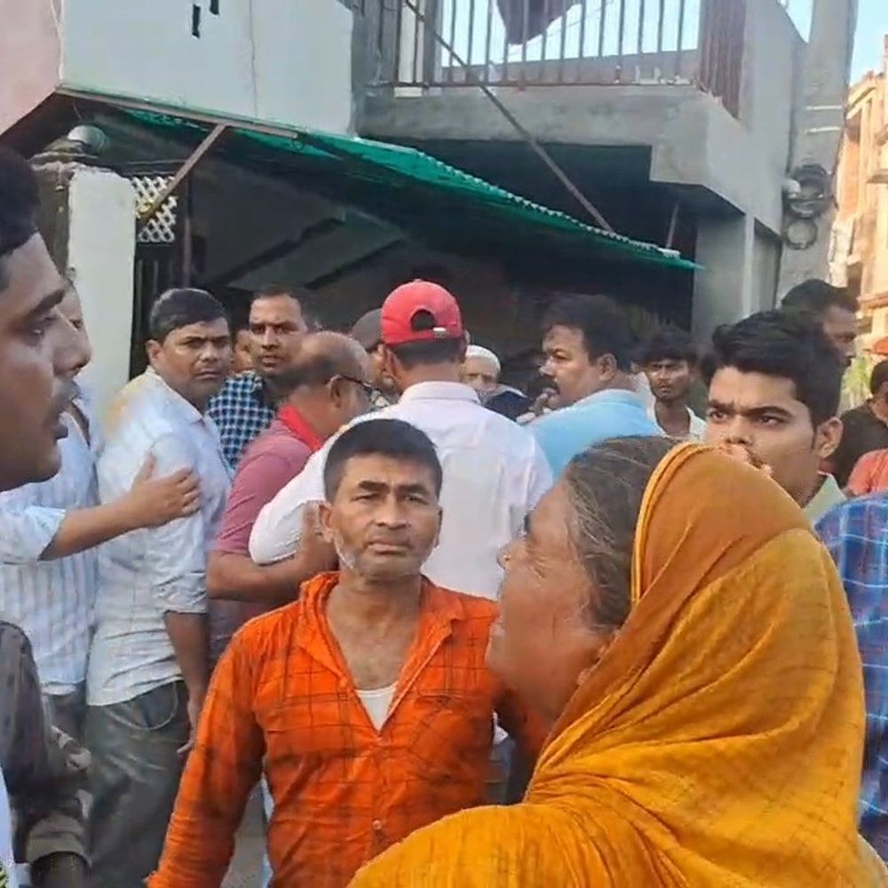 बेतिया में गर्भवती की मौत के बाद हंगामा:क्लीनिक पर परिजनों ने लगाया लापरवाही का आरोप, बॉडी रखकर रोड जाम