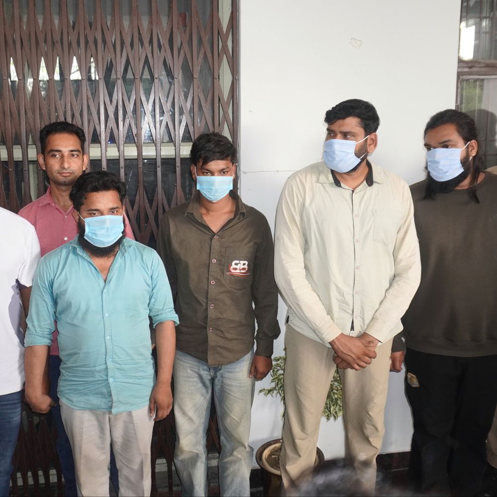 रामपुर में फर्जी बैंक खाते खुलवाकर साइबर ठगी, चार गिरफ्तार:एसपी बोले- कम पढ़े-लिखे पर दिमाग तेज, अंगूठा लगवाकर खाते खोले