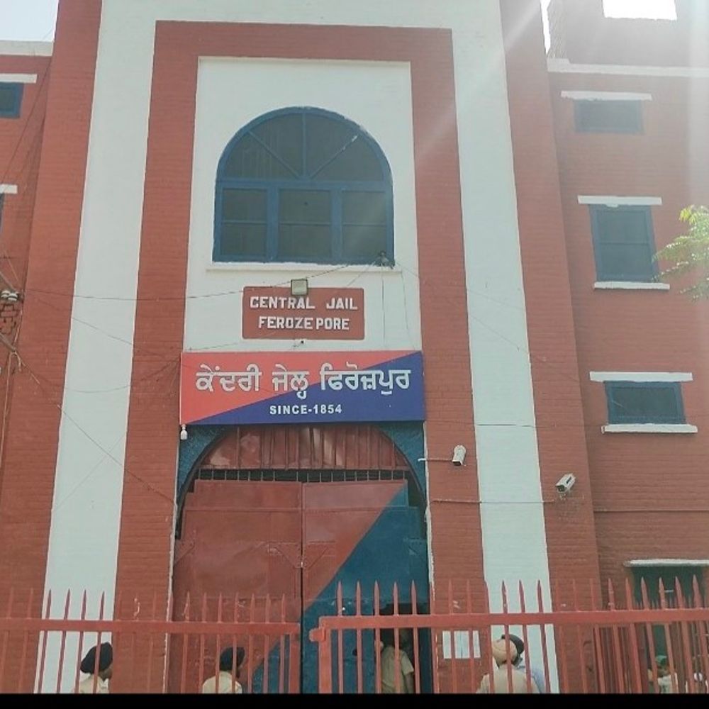 फिरोजपुर सेंट्रल जेल से मिले 10 मोबाइल:तीन टच स्क्रीन और सात कीपैड फोन, बैरकों में चलाया सर्च ऑपरेशन, 10 के खिलाफ केस