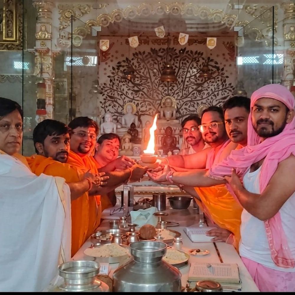 सासनी में दसलक्षण महापर्व आयोजित:श्रद्धालुओं ने दर्शन, पूजन और आराधना कर निर्वाण लाडू अर्पित किया