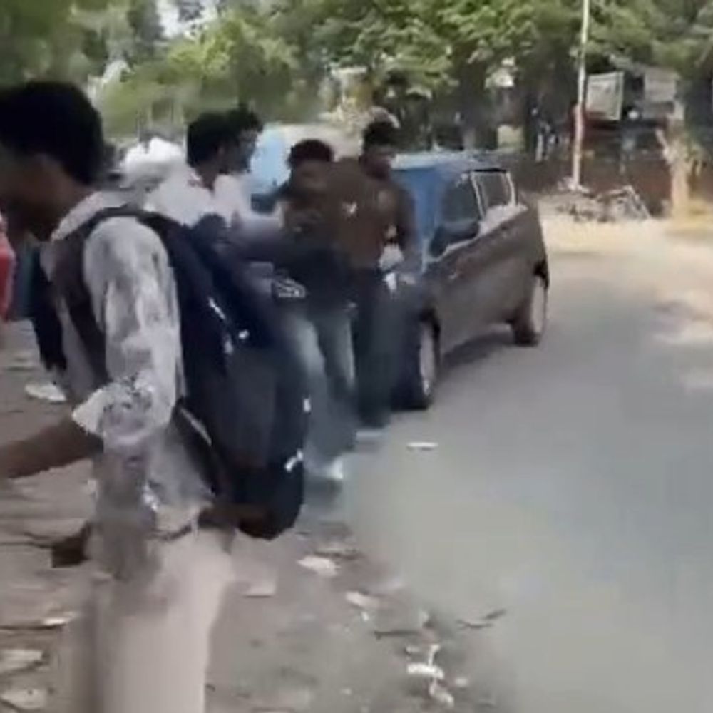 ग्रेटर नोएडा में कार ने 5 छात्रों को मारी टक्कर:लोगों के चिल्लाते ही गाड़ी लेकर भागा, पुलिस सीसीटीवी से कर रही तलाश