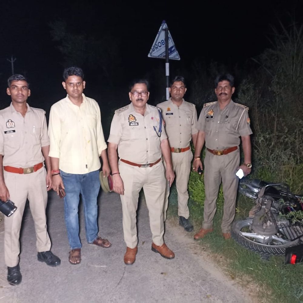 25 हजार का इनामी बदमाश पुलिस मुठभेड़ में घायल:बुलंदशहर में गैंगस्टर एक्ट का आरोपी गिरफ्तार, तमंचा और बाइक बरामद