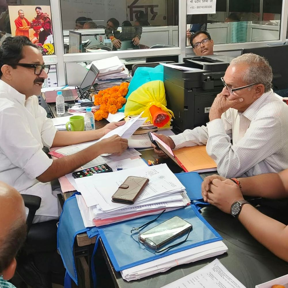 विधायक प्रतिनिधि से मिले क्षेत्रवासी:आदर्श नगर क्षेत्र की सड़क और नालियों की मरम्मत कराने की मांग