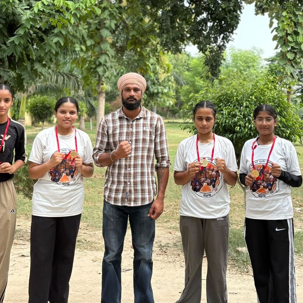तरनतारन की 5 छात्राओं ने बॉक्सिंग में जीते गोल्ड:शहीद बाबा दीप सिंह स्कूल की छात्राएं, माता-पिता ने भी जताई खुशी