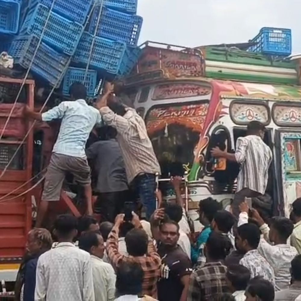 शाजापुर हाईवे पर दो ट्रकों की टक्कर, एक की मौत:दो घायल, नैनावद-बंजारी के बीच नेशनल हाईवे-52 पर हादसा