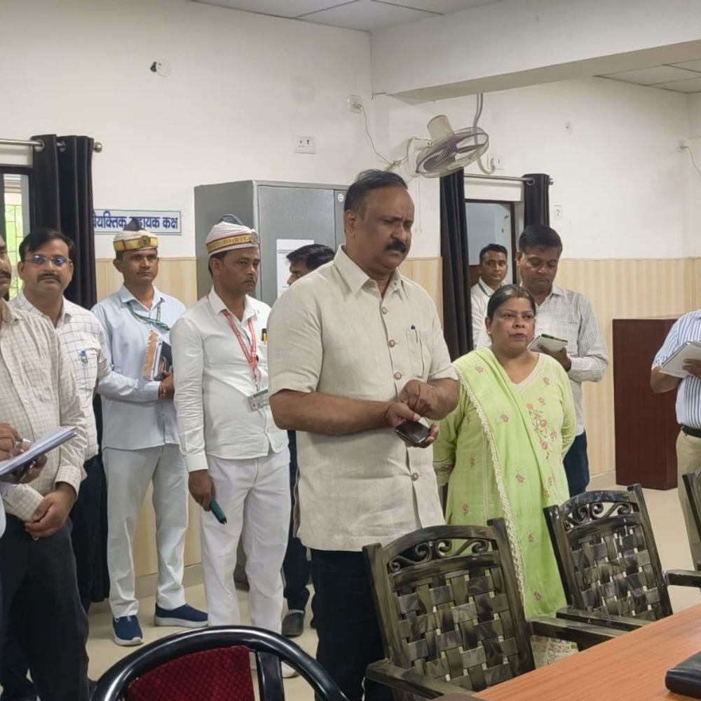 मंडलायुक्त ने एटा में सुनीं फरियादें, परियोजनाओं का किया निरीक्षण:उद्योग विभाग और निर्माणाधीन कार्यालयों का जायजा लिया, अधिकारियों को दिए निर्देश