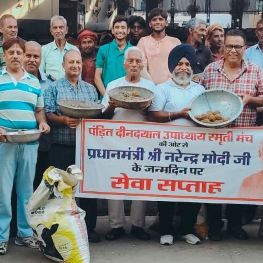 पंडित दीनदयाल उपाध्याय स्मृति मंच ने पीएम का जन्मदिन गौशाला टांडा रोड में सेवा करके मनाया