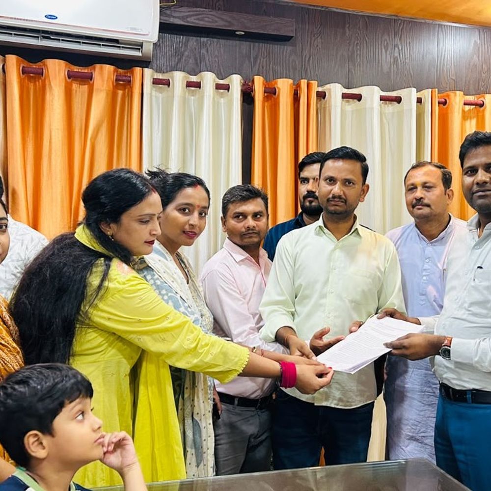 बीएड योग्यताधारी शिक्षकों ने BSA कार्यालय में सौंपा ज्ञापन:6 माह के विभागीय प्रशिक्षण ब्रिज कोर्स के तौर पर कराने की मांग