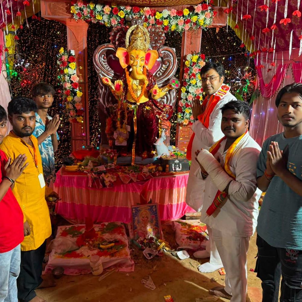 गणेश उत्सव में विधायक ने की पूजा-अर्चना:ढेकहरी बुजुर्ग में गणपति बप्पा मोरया के जयघोष से गूंजा पंडाल