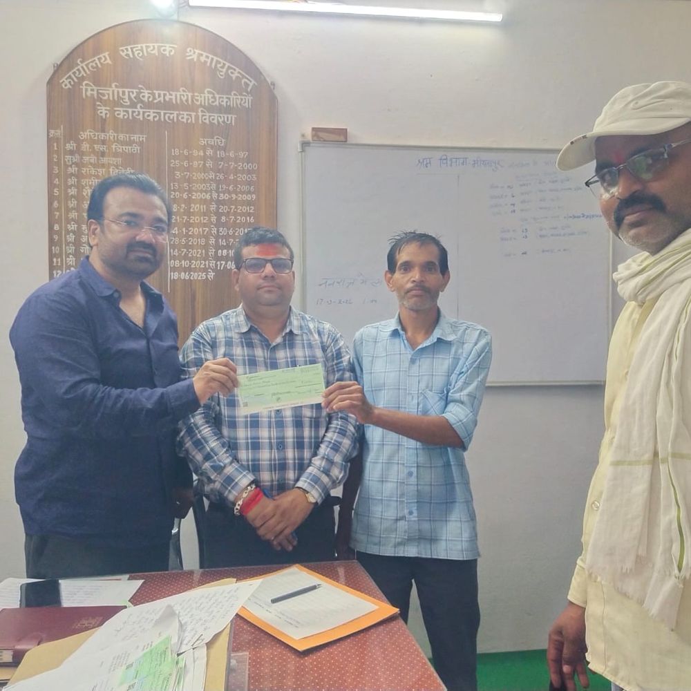 मिर्जापुर में 37 श्रमिकों को मिला 19.64 लाख बकाया भुगतान:सेवा संकल्प अभियान में चेक से किया भुगतान, लंबे समय से चल रहा था विवाद