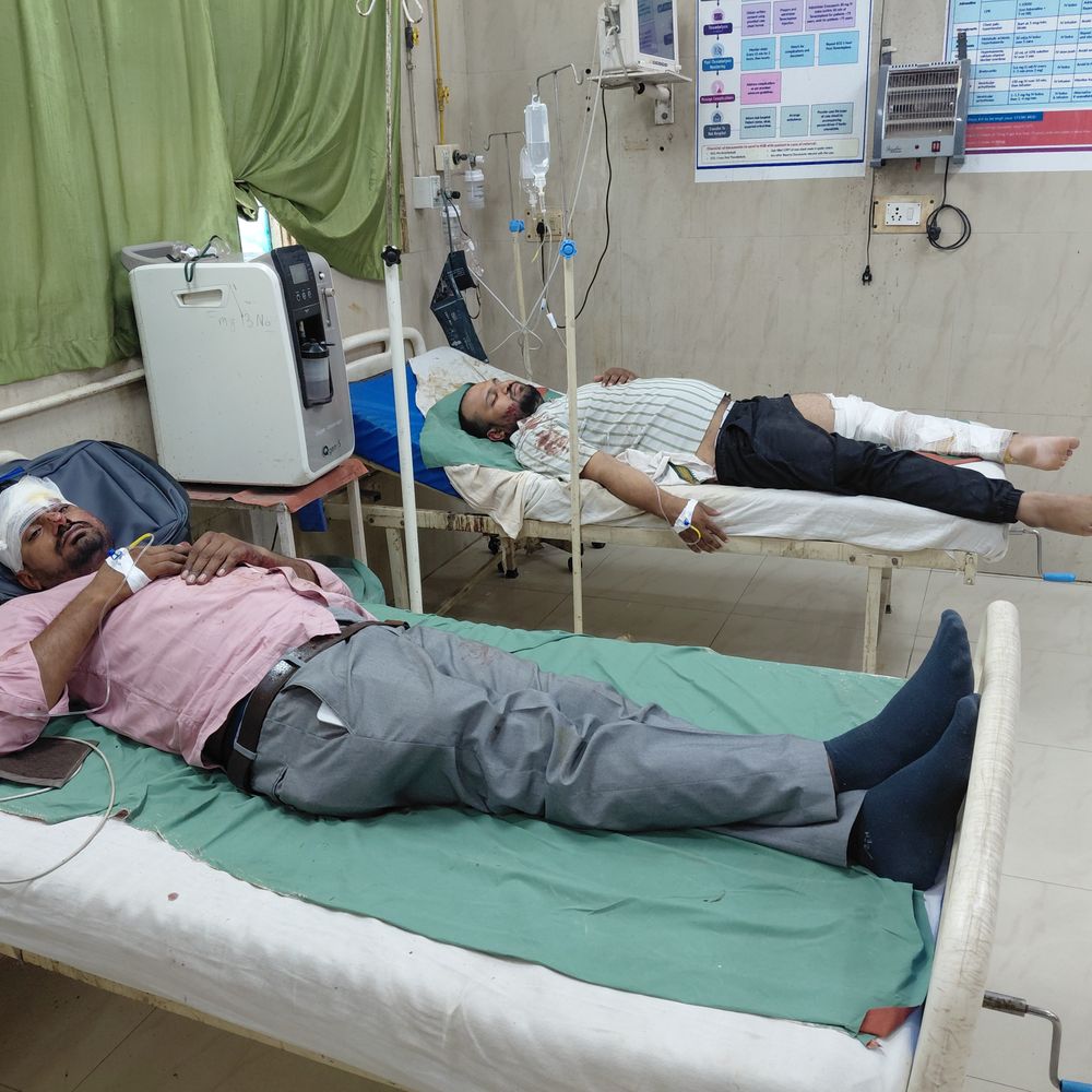 गंगा एक्सप्रेसवे पर ट्रक में पीछे से घुसी अर्टिका कार:दो घायल, मिर्जापुर में एक कार्यक्रम में शामिल होने जा रहे थे