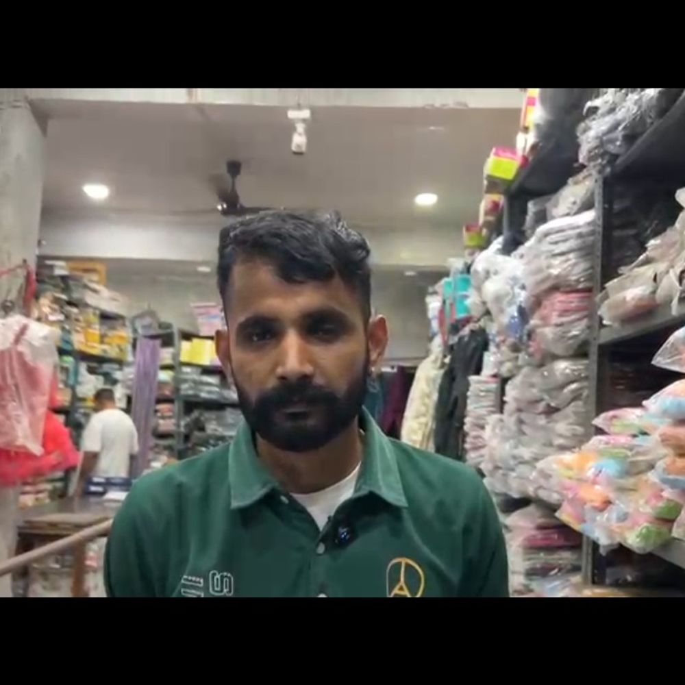 फिरोजपुर में दुकान के बाहर से मोटरसाइकिल चोरी:सीसीटीवी में कैद हुई वारदात, सेल्समैन ने पुलिस से की बरामदगी की मांग